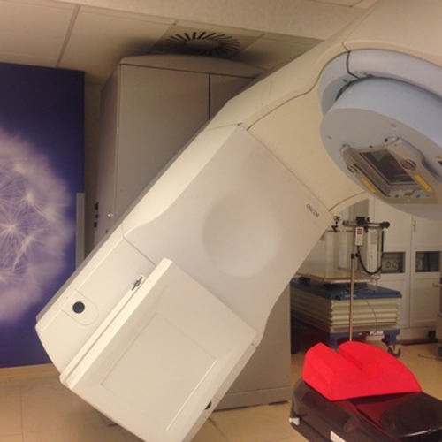 Aceleradores-Oncor-Radiocirugía-Craneal-HM-CIOCC---Аппарат-для-лучевой-терапии