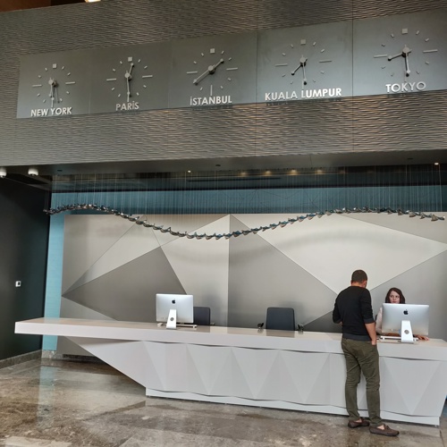 Рецепция-сети-клиник-Аджибадем,-Стамбул,-Турция