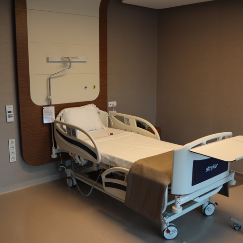 Палата-для-пациентов-с-мульти-функциональной-кроватью