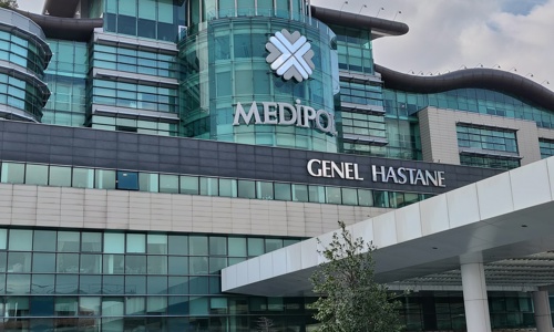 Главный вход в Университетский госпиталь Медиполь, Турция, Стамбул